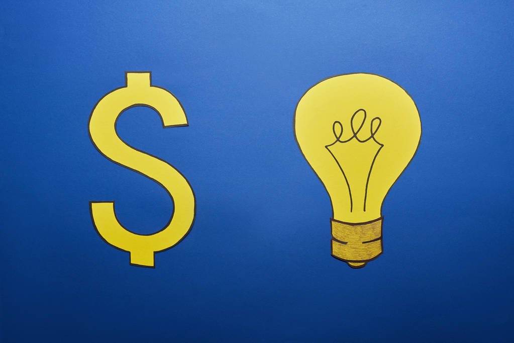 vue du dessus de l'ampoule en papier jaune et signe dollar sur fond bleu
 - Photo, image