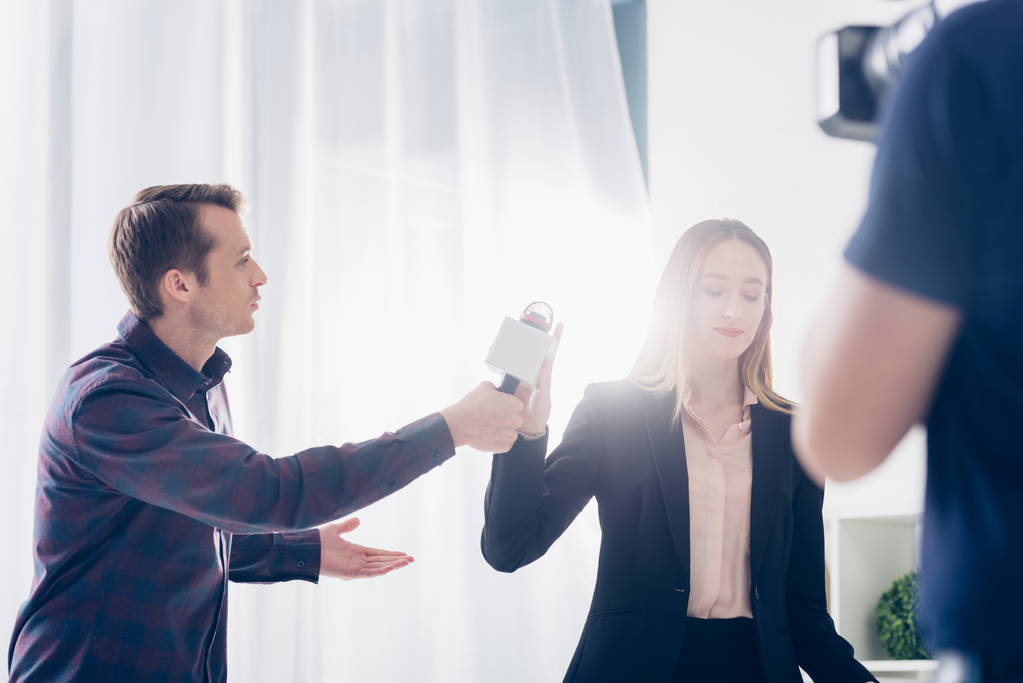 Niedrigwinkel-Ansicht der schönen Geschäftsfrau im Anzug lehnt Interview mit Journalistin im Amt ab - Foto, Bild