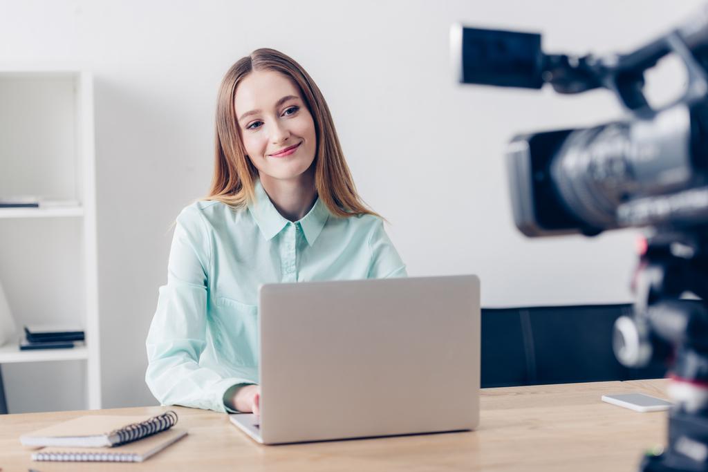 Veselá atraktivní ženské video blogger nahrávání vlog v úřadu - Fotografie, Obrázek