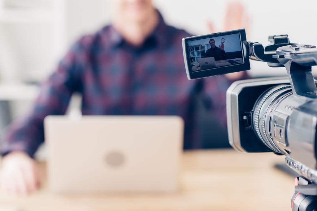 imagen recortada de vídeo blogger masculino grabación vlog en la oficina, cámara en primer plano
 - Foto, imagen