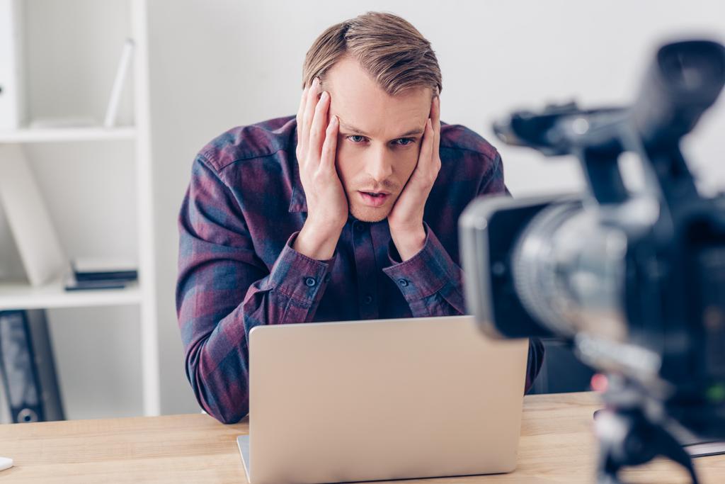 müde gut aussehende männliche Video-Blogger berühren Kopf und Aufnahme vlog im Büro - Foto, Bild