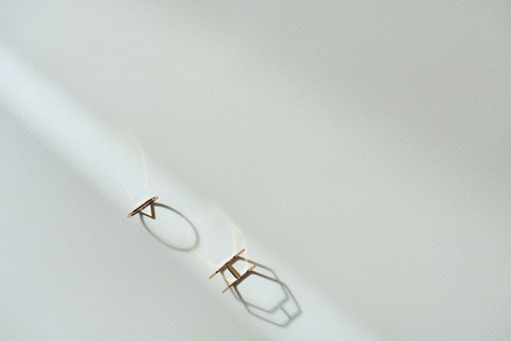 vista superior de dos hermosos anillos de lujo en superficie blanca con luz solar
 - Foto, imagen