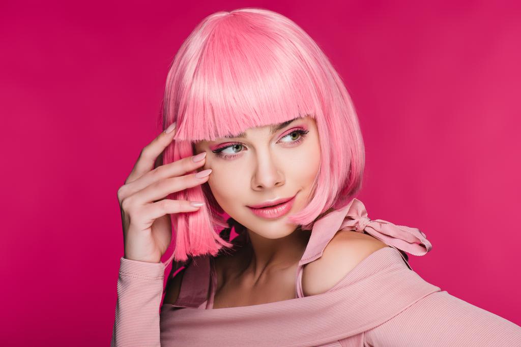 красивая стильная молодая женщина позирует в розовом парике, изолированные на розовый
 - Фото, изображение
