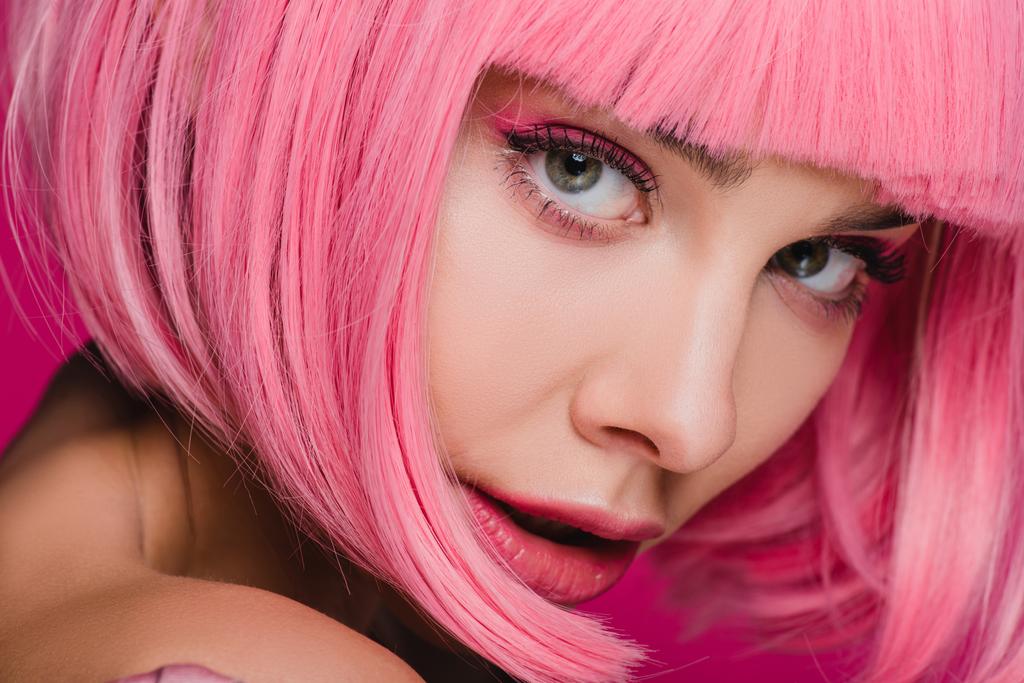 Очаровательная модная девушка позирует в розовом парике
  - Фото, изображение