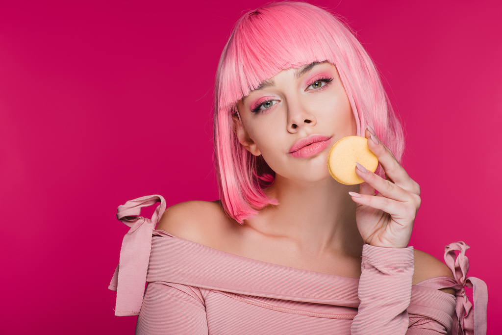 pembe peruk pink izole macaron ile poz güzel kadın - Fotoğraf, Görsel