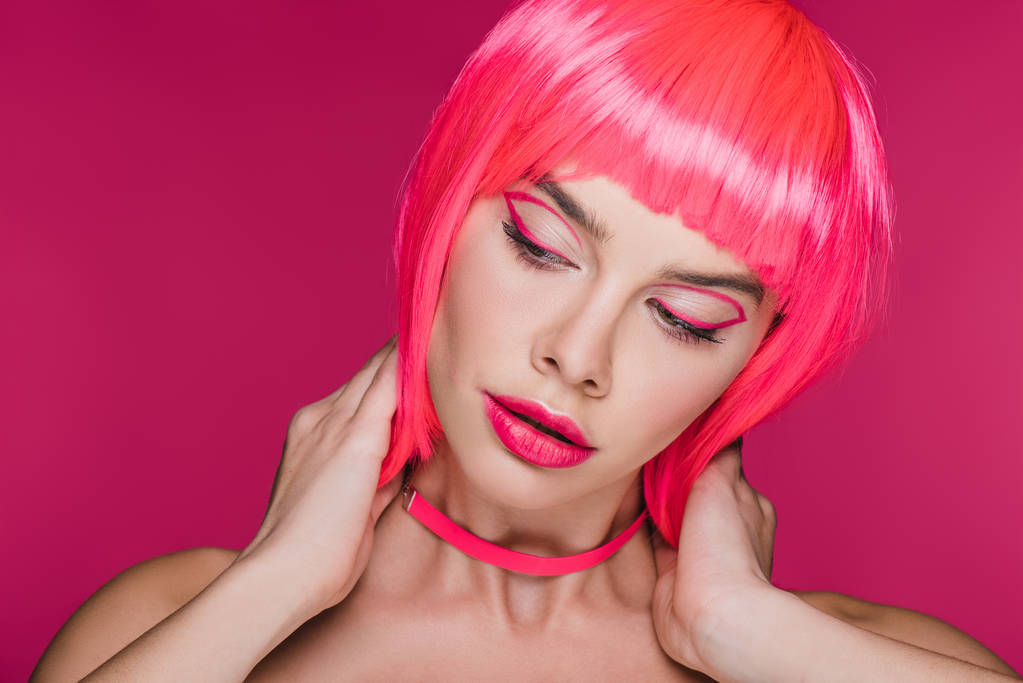 модная девушка позирует в неоновом розовом парике, изолированные на розовый
 - Фото, изображение