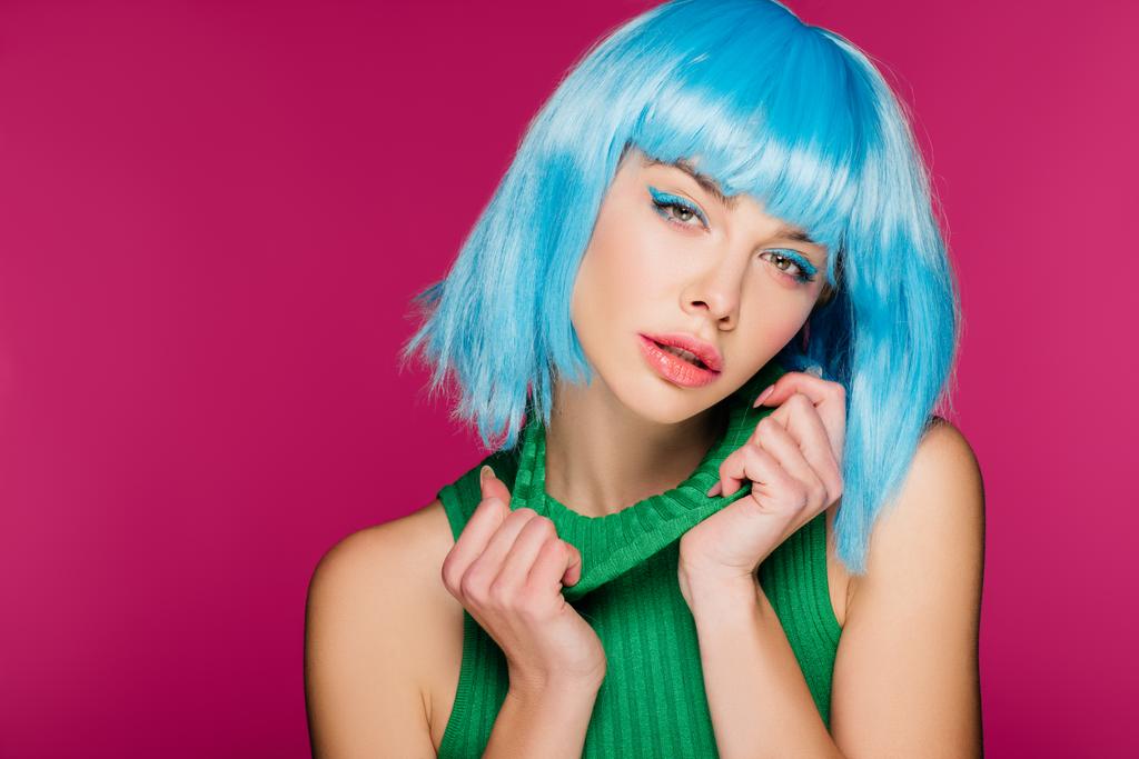 encantadora chica posando en peluca azul y cuello alto verde, aislado en rosa
 - Foto, imagen