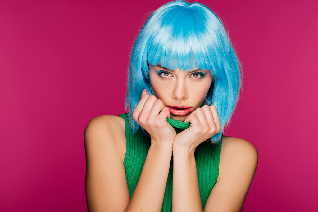 chica encantadora de moda posando en peluca azul y cuello alto verde, aislado en rosa
 - Foto, imagen