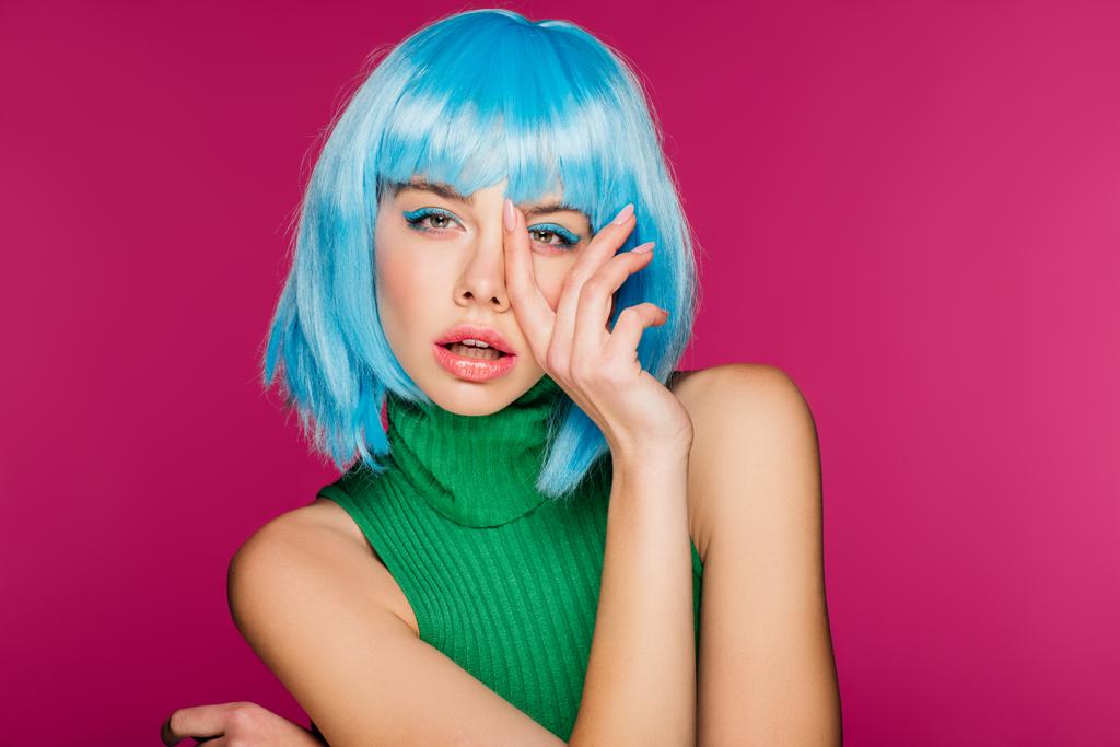 όμορφο κορίτσι της μόδας θέτοντας σε μπλε περούκα, απομονώνονται σε ροζ - Φωτογραφία, εικόνα
