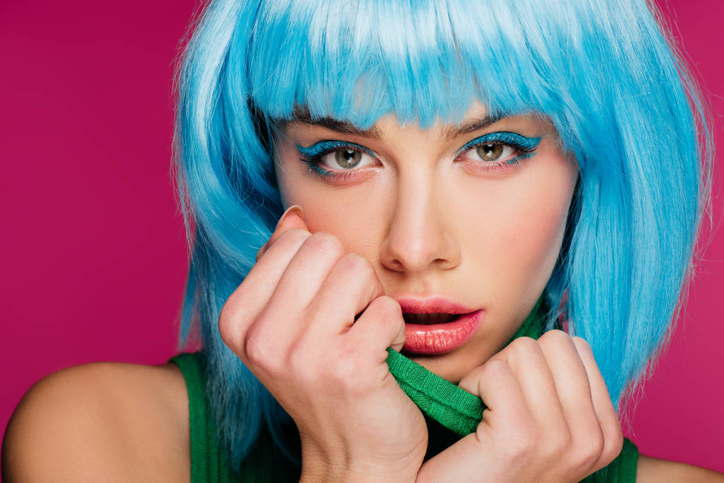 jolie fille glamour aux cheveux bleus posant en col roulé vert, isolée sur rose
 - Photo, image