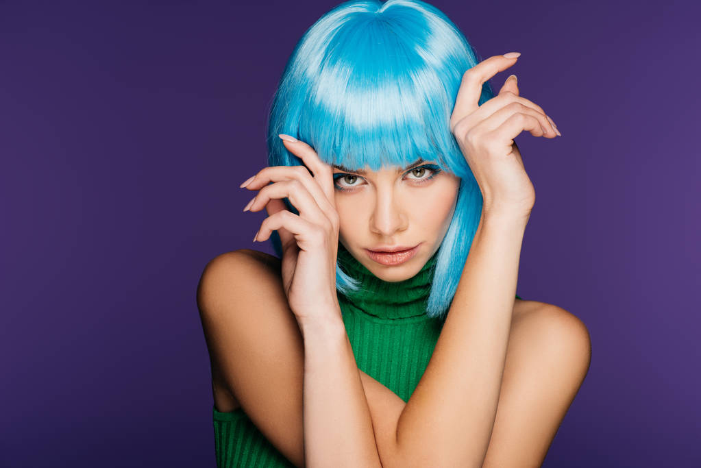 привлекательная девушка жестикулируя и позируя в голубом парике, изолированные на фиолетовый
 - Фото, изображение