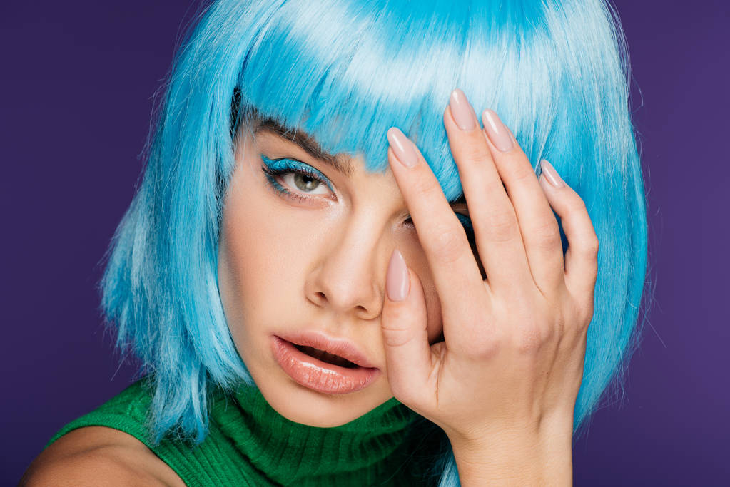 bela menina encantadora posando em peruca azul, isolado em roxo
 - Foto, Imagem