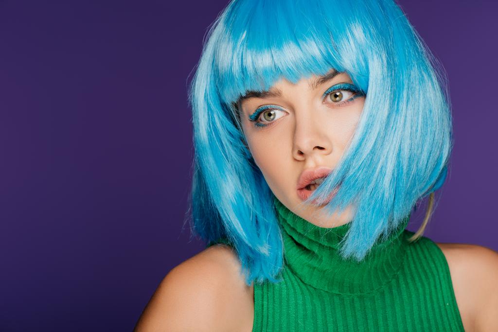 bella ragazza in posa in parrucca blu, isolato su viola
 - Foto, immagini