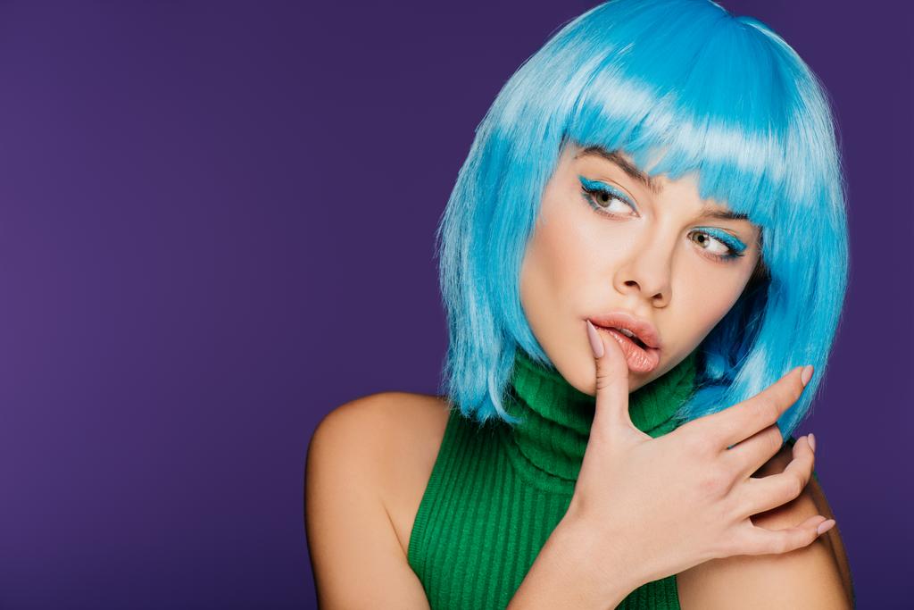 hermosa mujer sensual con el pelo azul tocando el labio, aislado en púrpura
 - Foto, Imagen