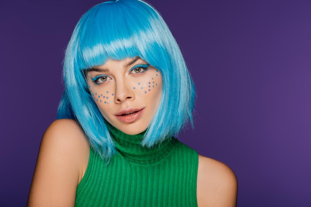 чарівна дівчина з блакитною перукою і зірками на обличчі, ізольована на фіолетовому
 - Фото, зображення