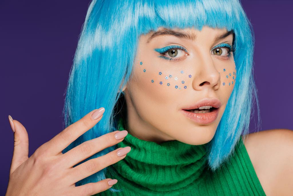 mujer glamour de moda con peluca azul, maquillaje y estrellas en la cara, aislado en púrpura
 - Foto, Imagen