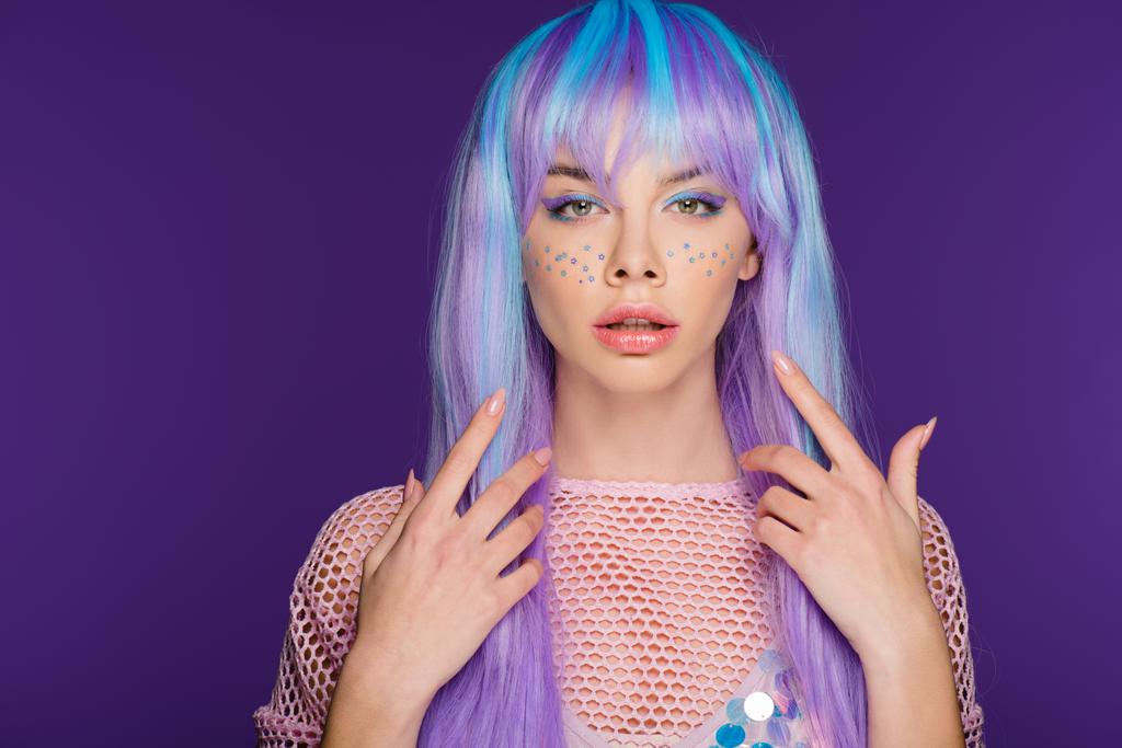 attraktives Mädchen posiert in violetter Perücke mit Sternen im Gesicht, vereinzelt auf lila - Foto, Bild