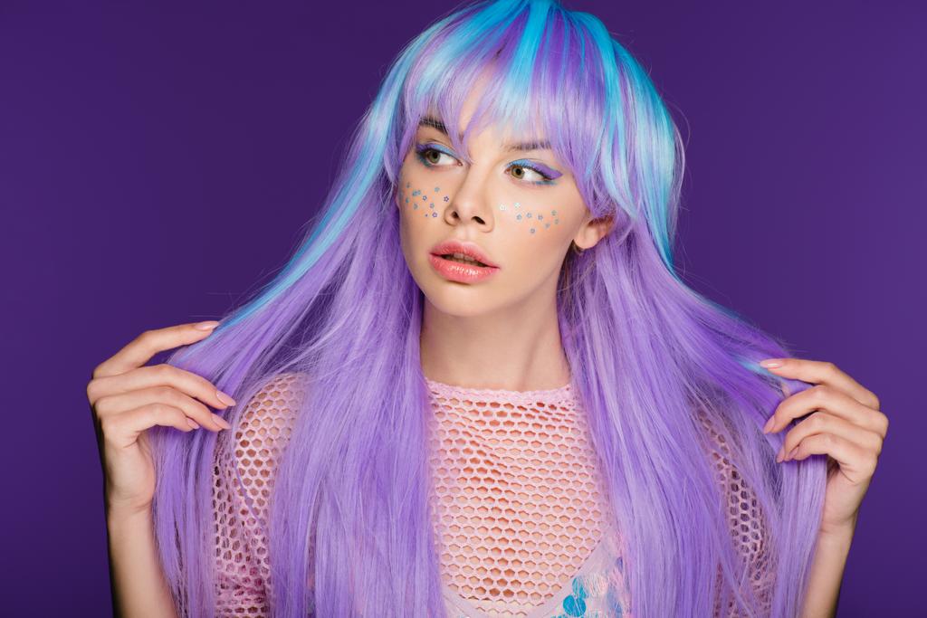 atraktivní krásná dívka pózuje v fialovou paruku s hvězdami na obličeji, izolované na fialová - Fotografie, Obrázek