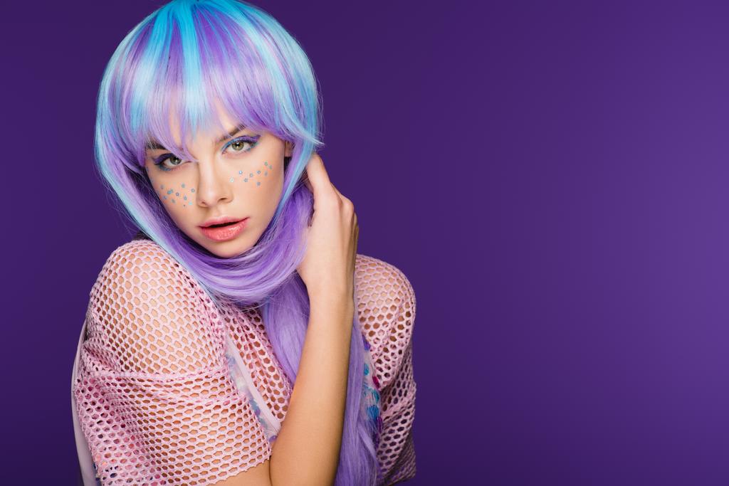 atraktivní módní dívka pózuje v fialovou paruku s hvězdami na obličeji, izolované na fialová - Fotografie, Obrázek