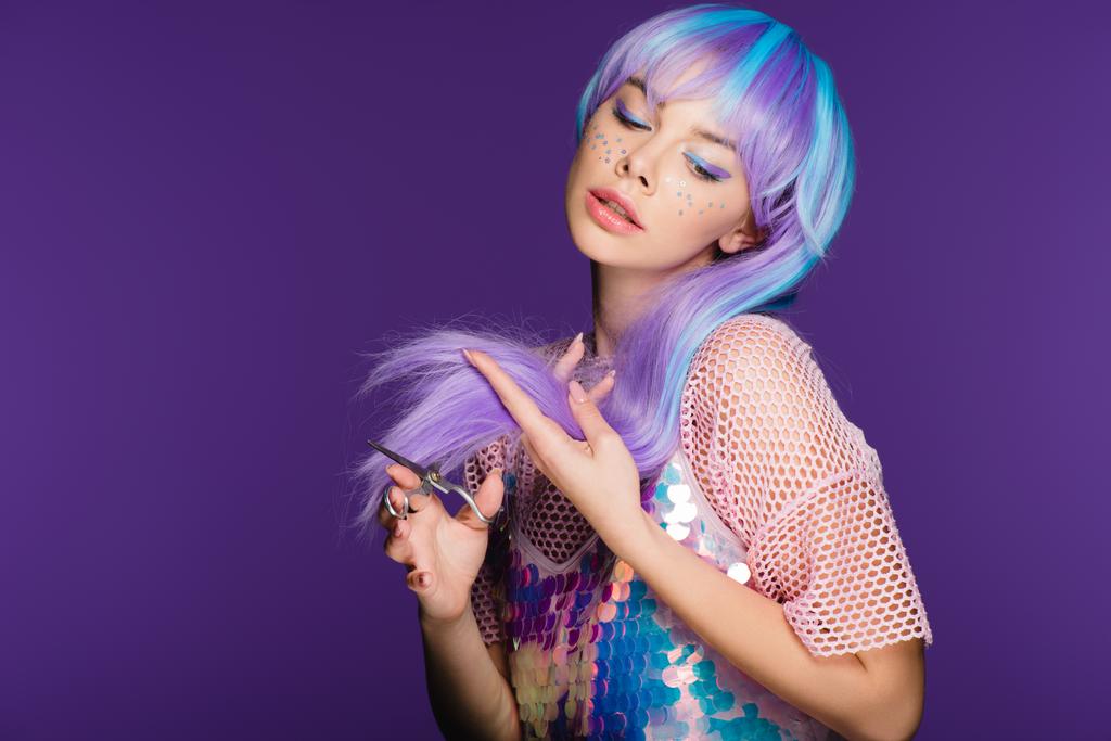 μόδας κορίτσι με αστέρια στο πρόσωπό κοπής μοβ μαλλιά με ψαλίδι, απομονώνονται σε μωβ - Φωτογραφία, εικόνα