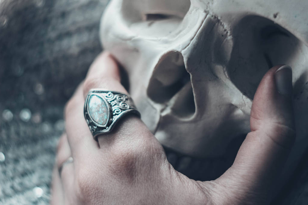 etniczny pierścionek i czaszki - Zdjęcie, obraz