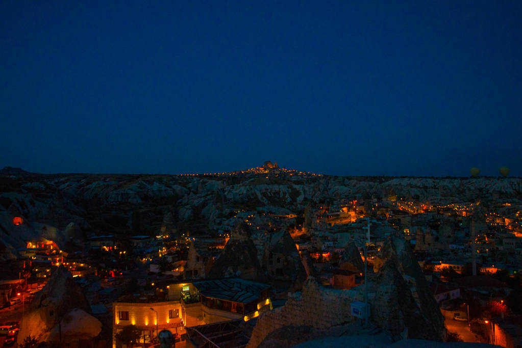 Göreme, Türkiye, Kapadokya'nın gece sokakları aydınlatılmış. Uçuş balon ünlü ortasına. Muhteşem gece manzarası. - Fotoğraf, Görsel