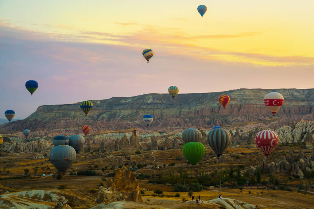 Latanie na balony wcześnie rano w Kapadocji. Colorful wiosna wschód słońca w Red Rose valley, Goreme wioska lokalizacji, Turcja, Asia. Podróży koncepcja tło. - Zdjęcie, obraz