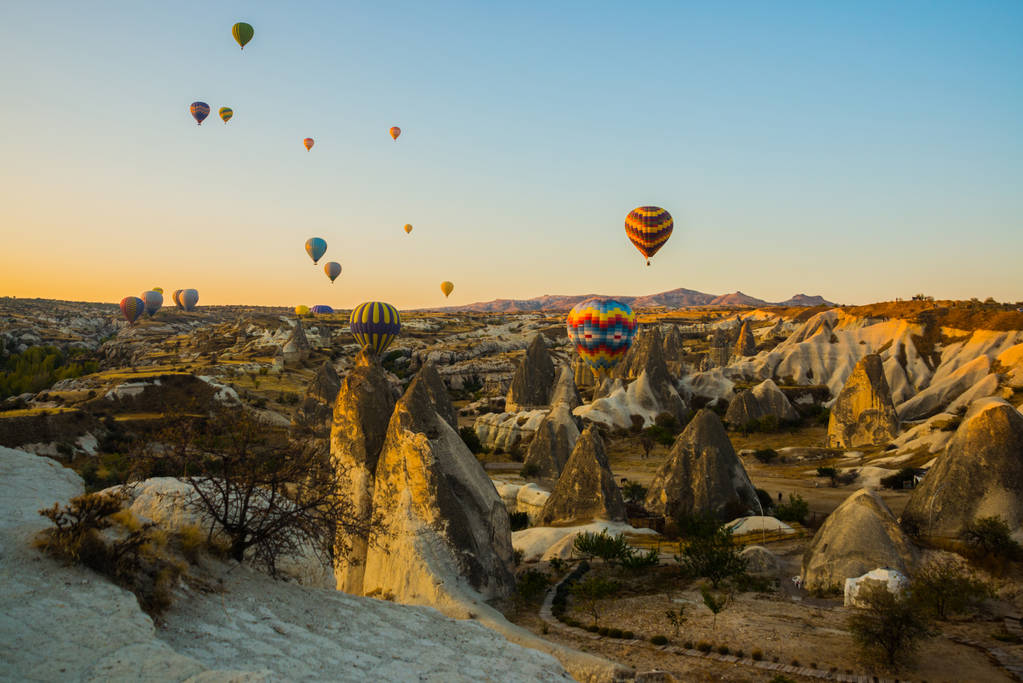 La gran atracción turística de Capadocia - vuelo en globo. Capadocia es conocida en todo el mundo como uno de los mejores lugares para volar con globos de aire caliente. Goreme, Capadocia, Turquía
. - Foto, imagen