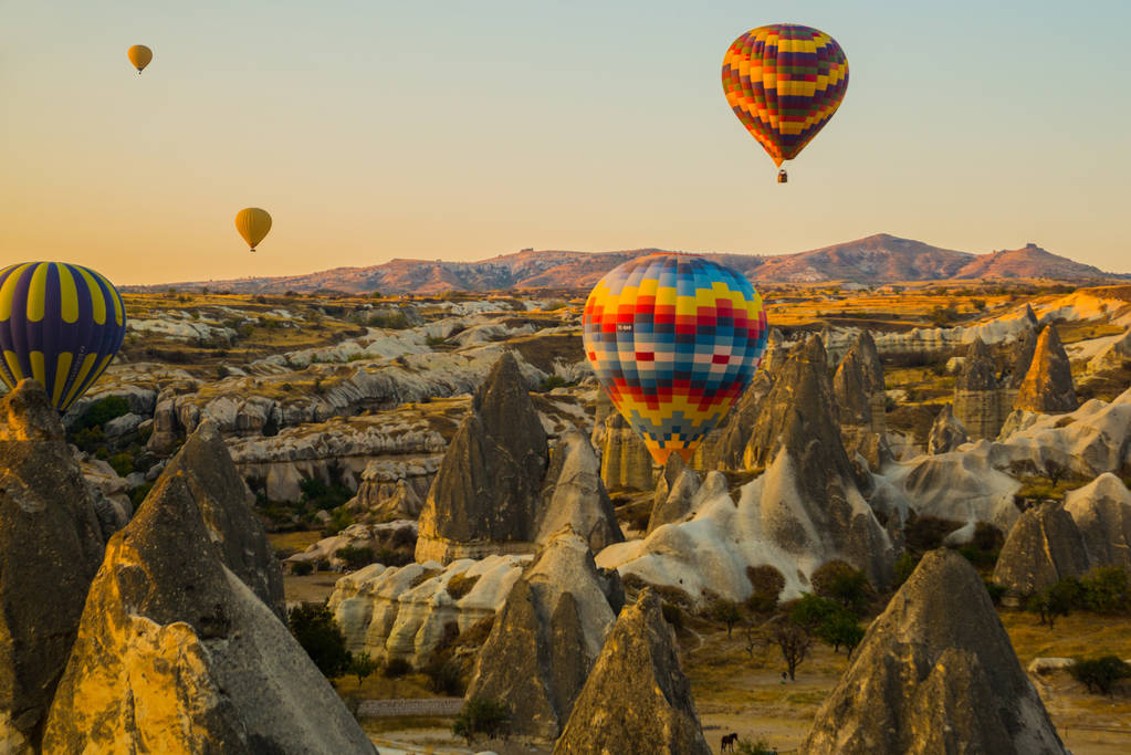 De grote toeristische attractie van Cappadocië - ballonvlucht. Cappadocië is bekend over de hele wereld als een van de beste plaatsen om te vliegen met hete lucht ballonnen. Goreme, Cappadocië, Turkije. - Foto, afbeelding