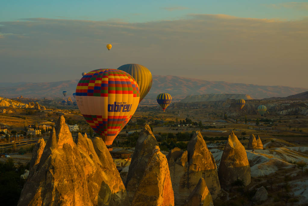 Podróż do Göreme, Kapadocja, Turcja. Balonów na ogrzane powietrze lądowania w mountain Park Narodowy Göreme w Kapadocji, Turcja. Wcześnie rano - Rozrywka dla turystów - Zdjęcie, obraz