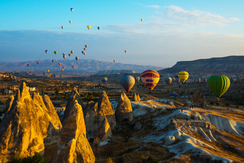 A nagy turisztikai attrakció Cappadocia - ballon repülés. Cappadocia ismert szerte a világon az egyik legjobb hely repülni a forró levegő léggömbök. Goreme, Anatólia, Törökország. - Fotó, kép