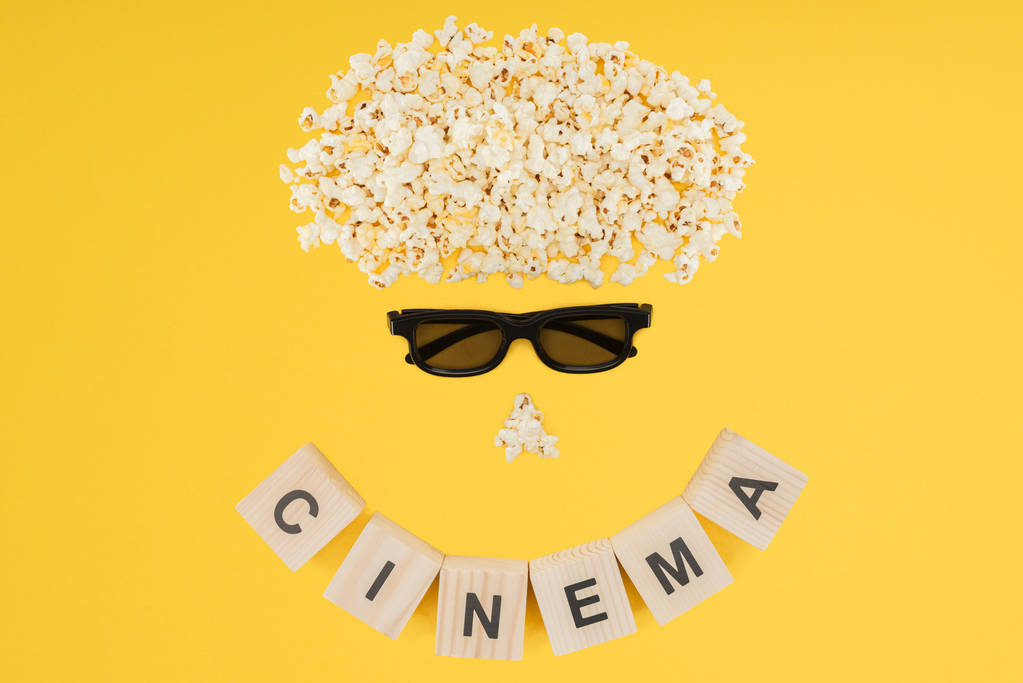 стереоскопічні 3d окуляри, попкорн і кубики з "кінемою" з написом ізольовані на жовтому
 - Фото, зображення