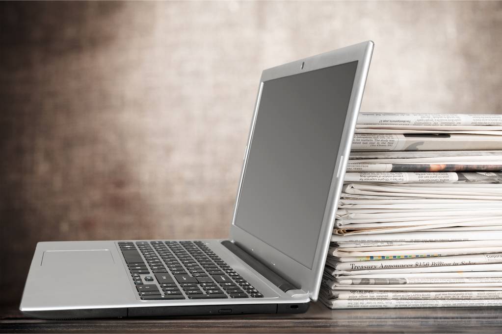 Stapel Zeitungen und moderner Laptop - Foto, Bild