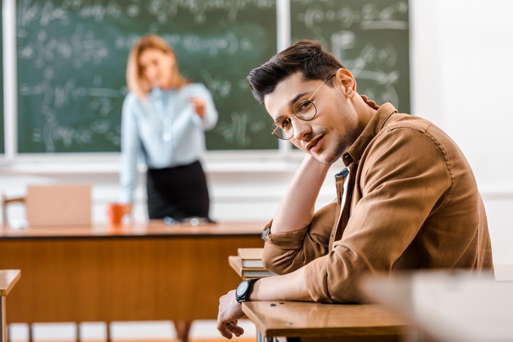 Szelektív összpontosít, a fiatal diák szemüveg ülő-on iskolapad  - Fotó, kép
