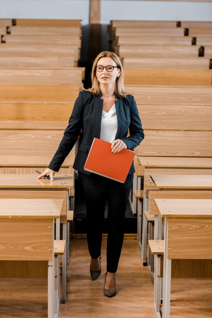női egyetemi tanár, a hivatalos viselet gazdaság napló és toll-osztályban - Fotó, kép