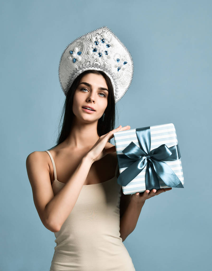 junge attraktive Frau mit einem Geschenk - Foto, Bild