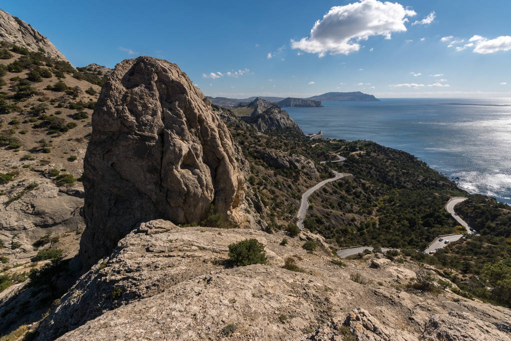 Vista de la carretera cerca de la ciudad de Sudak, Crimea
 - Foto, imagen