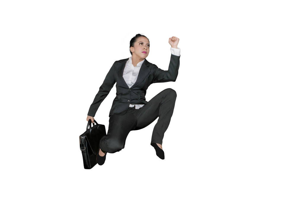 Низький кут зору жіночого менеджера, що несе валізу під час спринту на студії, ізольовані на білому тлі
 - Фото, зображення