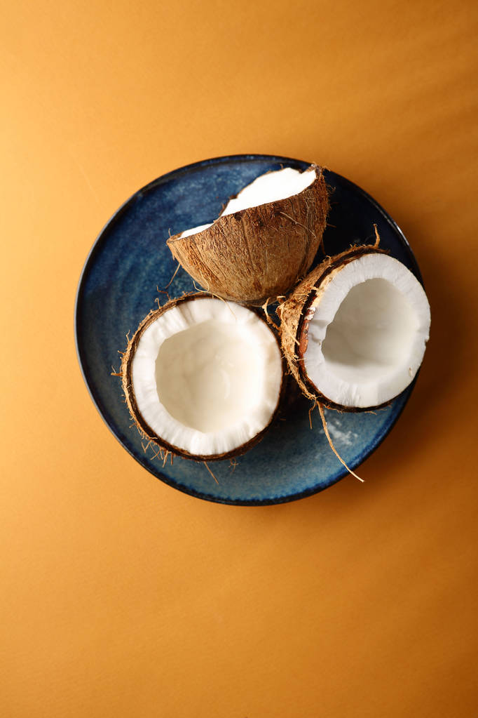 Verse kokosnoten op gele achtergrond - Foto, afbeelding