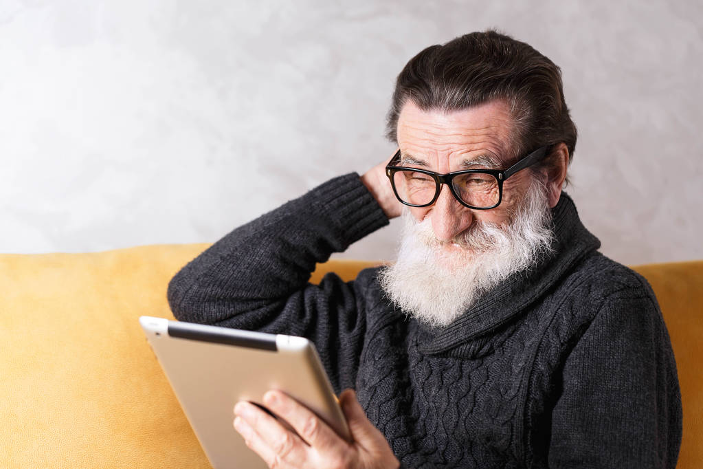 Senior Man leesboek over de digitale Tablet - Foto, afbeelding