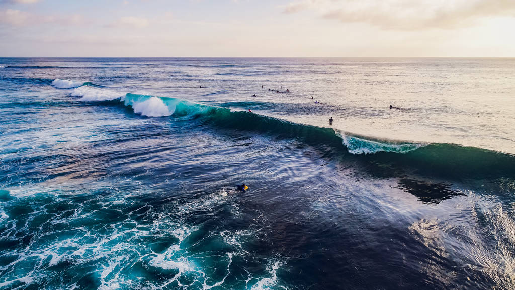 Passeio de surfista em ondas no pôr-do-sol do oceano, vista superior
 - Foto, Imagem