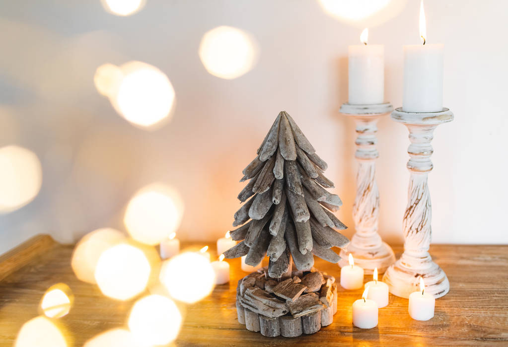 weißer, hölzerner Weihnachtsbaum mit Kerzen und goldenem, verschwommenem Lichterglanz. Platz für Text. Handgemachtes Festkonzept - Foto, Bild