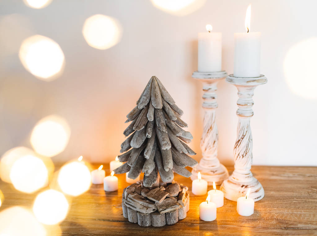 Białe drewniane ozdobne Christmas Tree z świece i Golden niewyraźne błyszczące światła wokół. Miejsce dla tekstu. Ręcznie wykonane uroczysty koncepcja - Zdjęcie, obraz
