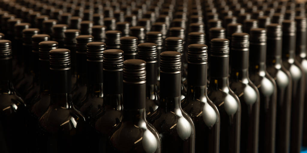 Bottiglie di vino in vinecellar redy per imballaggio e consegna
 - Foto, immagini