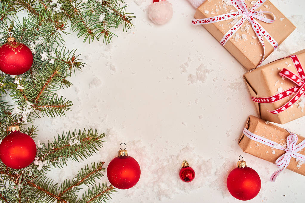 düz lay Noel hediyeleri ve arka plan üzerinde güzel dekorasyon ile - Fotoğraf, Görsel