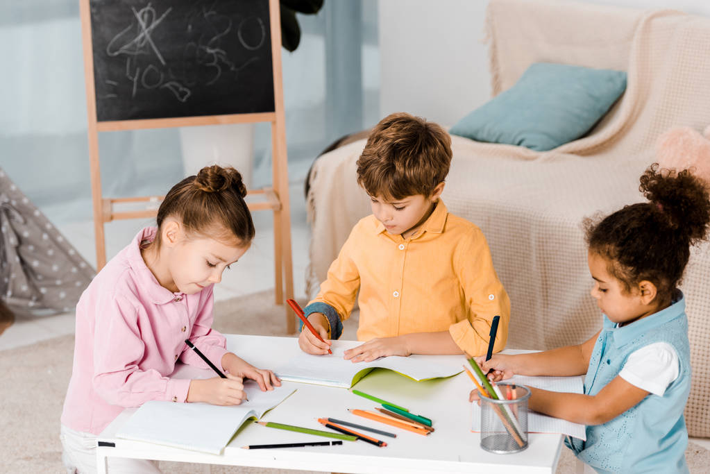 kaunis pieni monikansallinen lapset piirustus ja opiskelu yhdessä
   - Valokuva, kuva