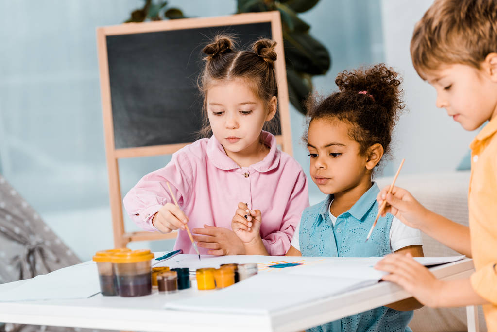adorável pouco multirracial crianças pintura juntos
   - Foto, Imagem