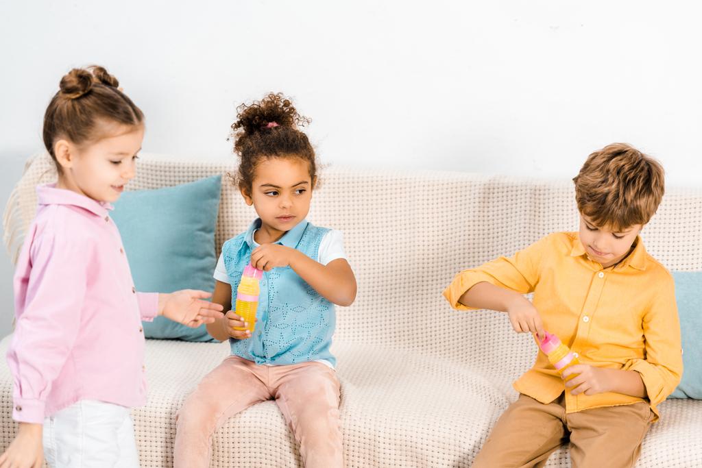 mignons enfants multiethniques jouer avec des bulles de savon ensemble
 - Photo, image