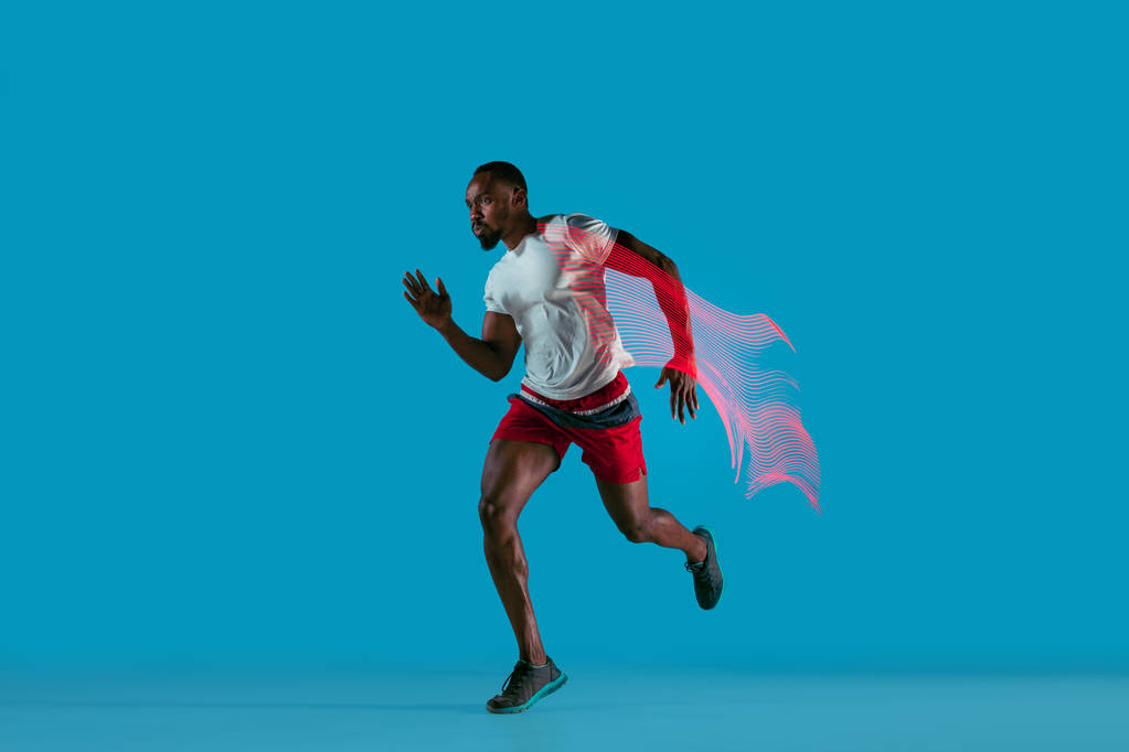 Retrato de cuerpo entero del joven activo musculoso corriendo hombre
, - Foto, imagen