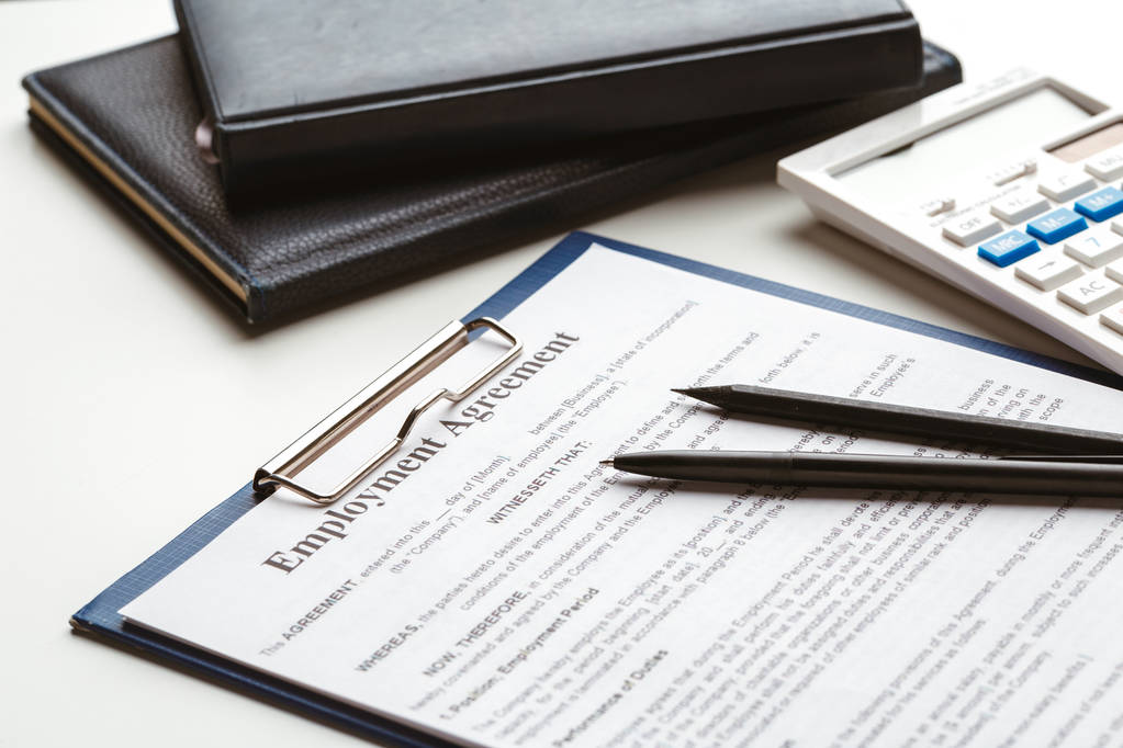 Υπογραφή νομικής σύμβασης - αγοράστε συμβόλαιο πώλησης ακίνητης περιουσίας - Φωτογραφία, εικόνα